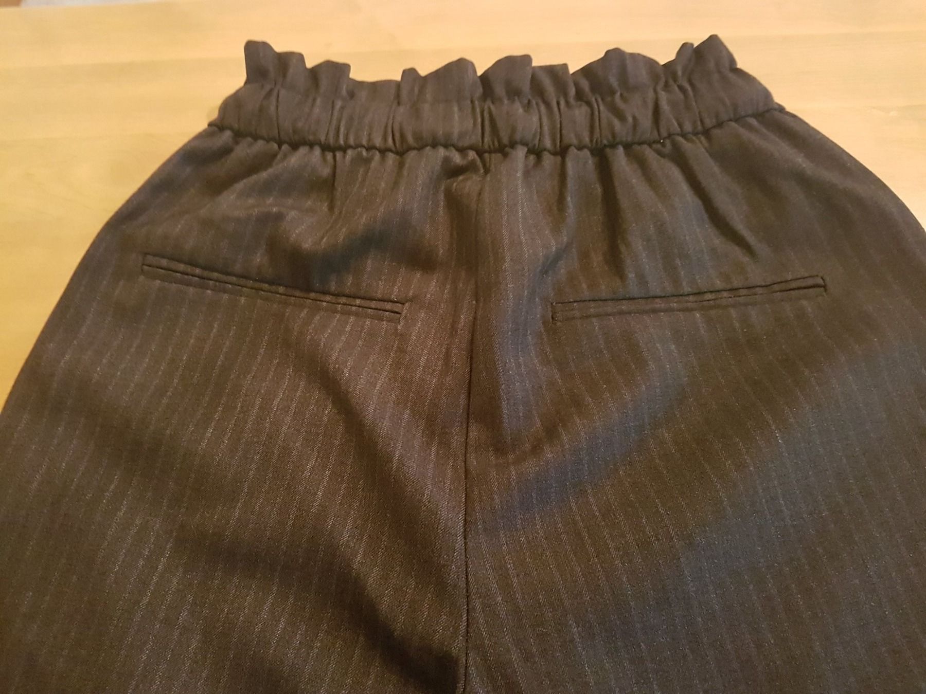 Hosen: Pantalon taille élastique grandeur 26 XS marque Pull & Bear – Gebraucht aus Villiers von san_jn5w 1