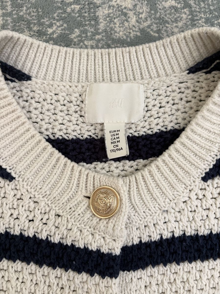 H&M Tops: Haut cardigan chic H&M – D'occasion à lausanne par cat_q9l6