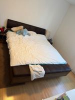 Bett mit zwei Nachttische 