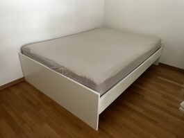 Bett inklusive neuer Matratze 140x200