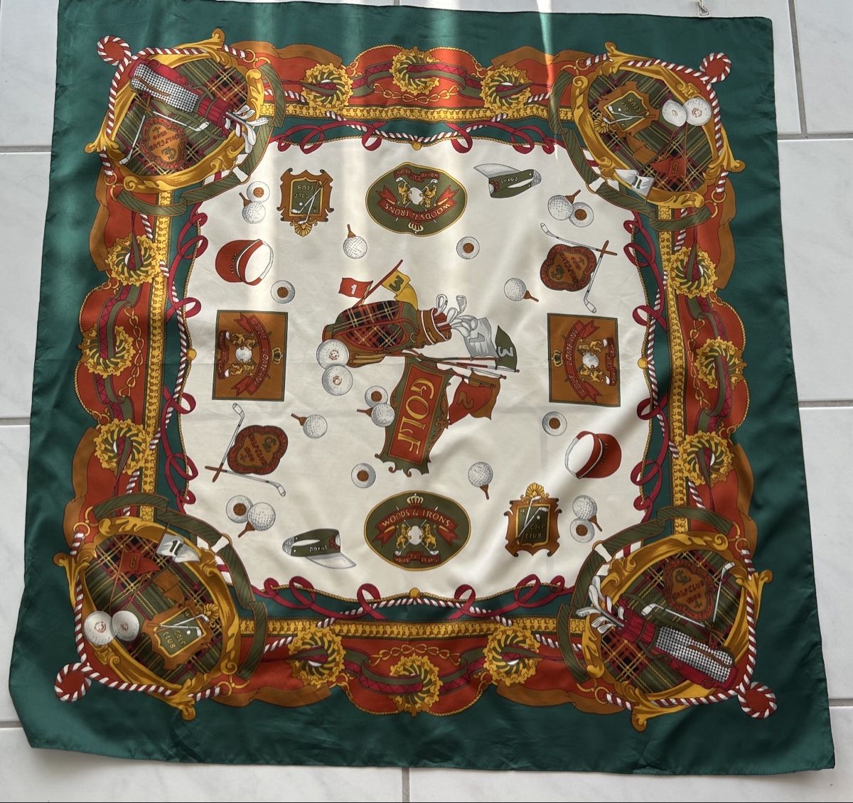 Foulards & écharpes: Scarf polyester green golf motif excellent condition – Neuf (Voir description) à Saland par ele_vc96