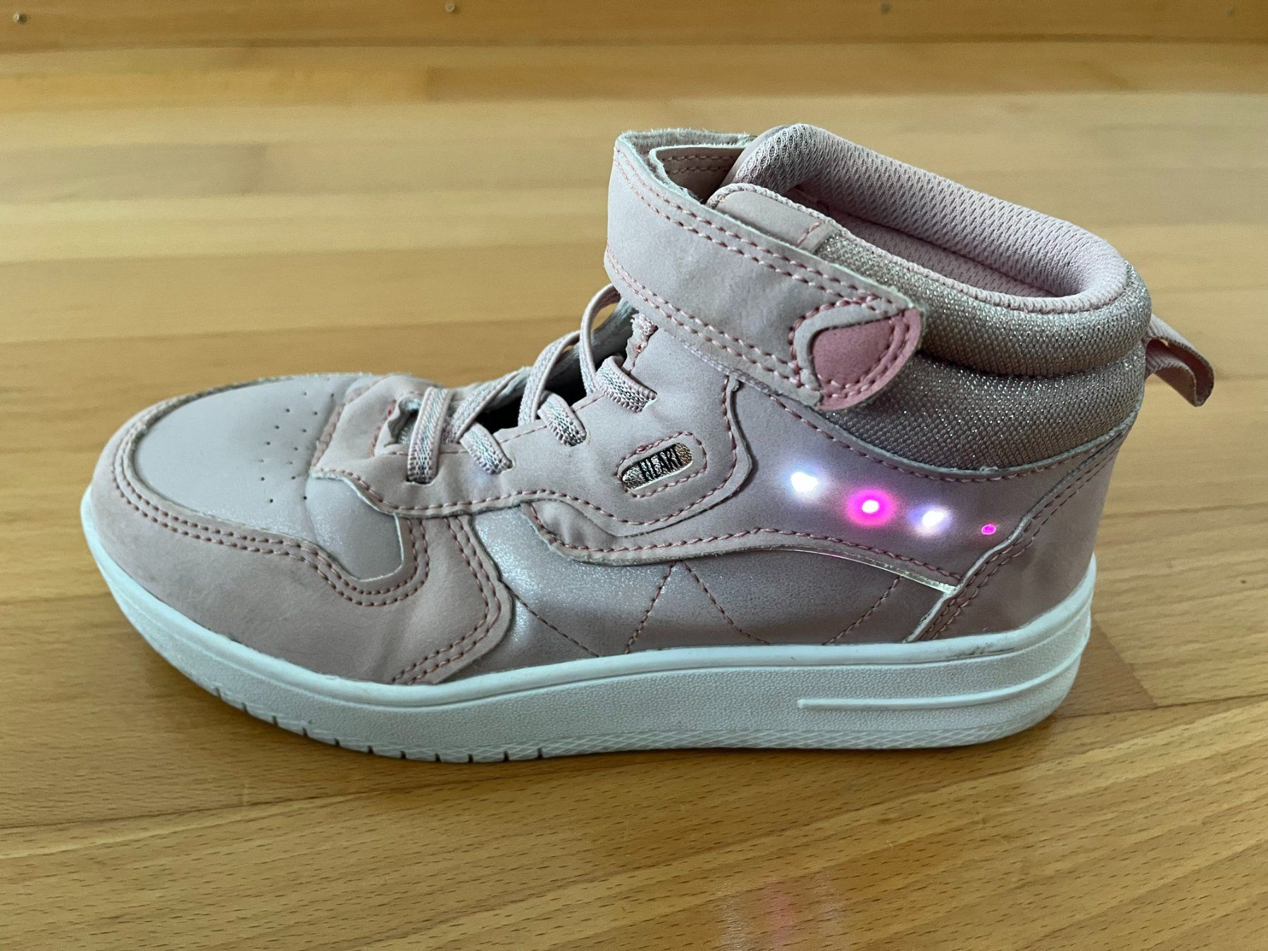 Schuhe für Mädchen: Mädchen Sneaker mit Blinkfunktion, Gr. 35 – Gebraucht aus Muttenz von Juvenile33