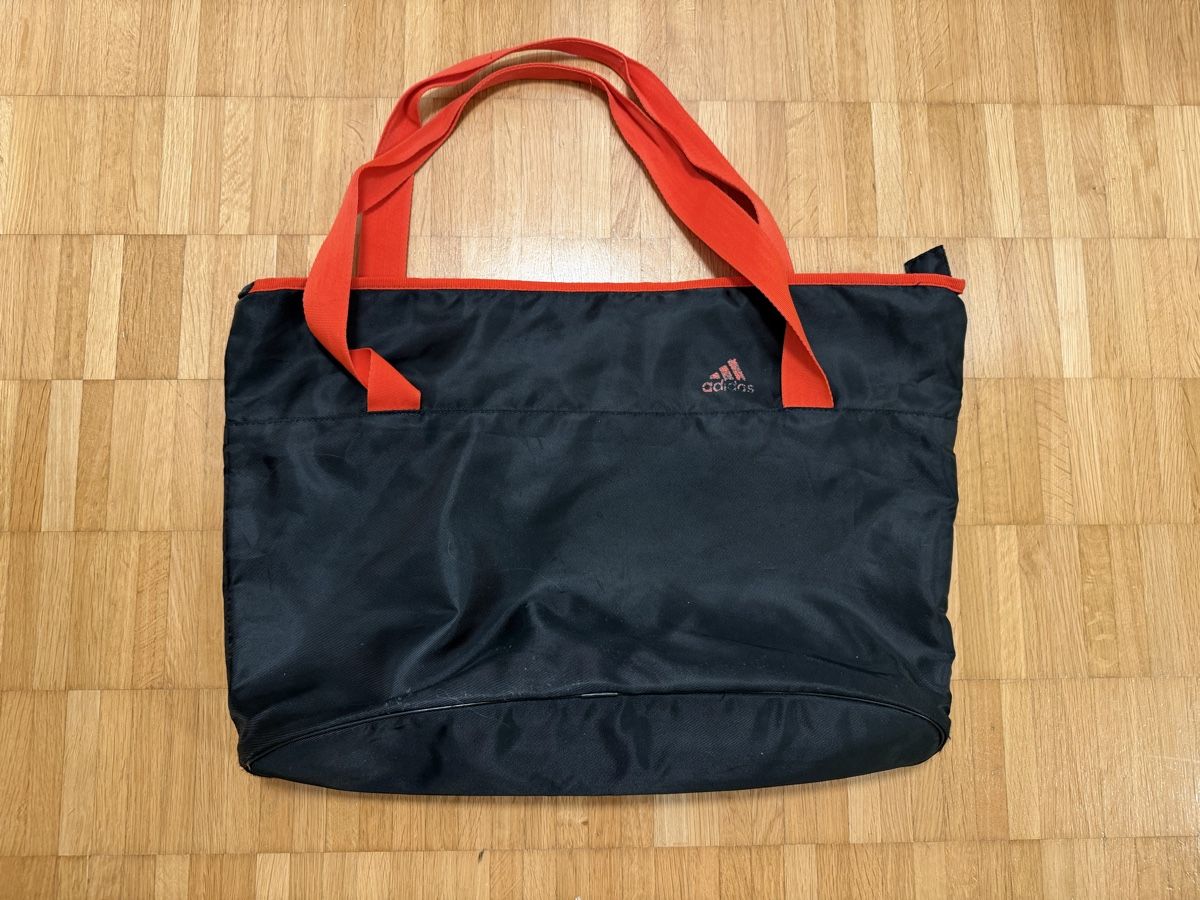 Adidas Borse: Tasche Adidas schwarz rot – Usato da Jona venduto da Good_luck_