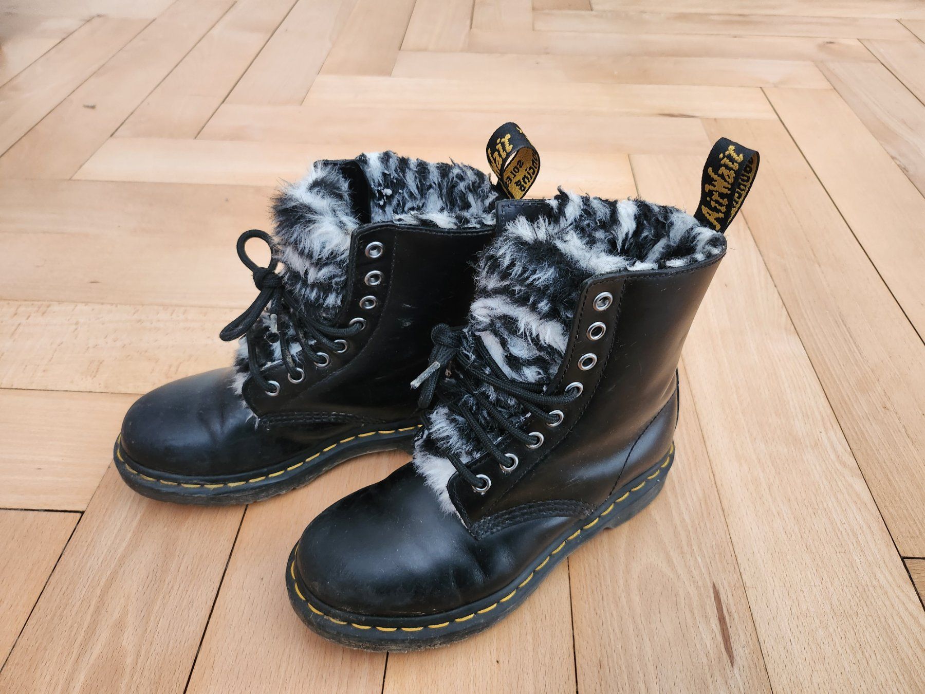 Dr. Martens Scarpe per ragazze: Dr. Martens Boots schwarz mit Fellfutter Gr. 36, gebraucht – Usato da Zürich venduto da rak_t2vf 2
