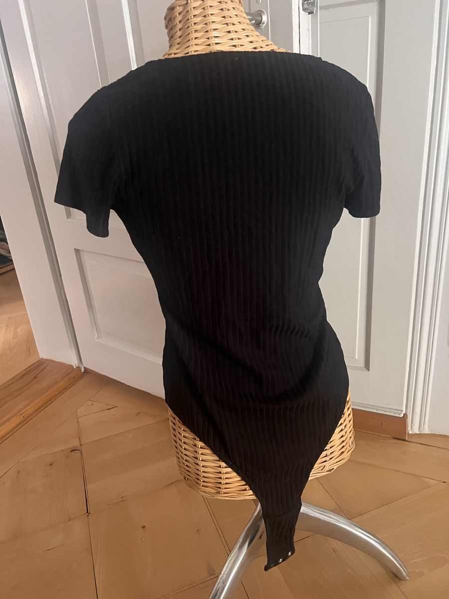 Top: Body Ysé schwarz Grösse 38  – Usato da Zürich venduto da romcam 3