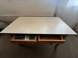 Tisch mit Schubladen