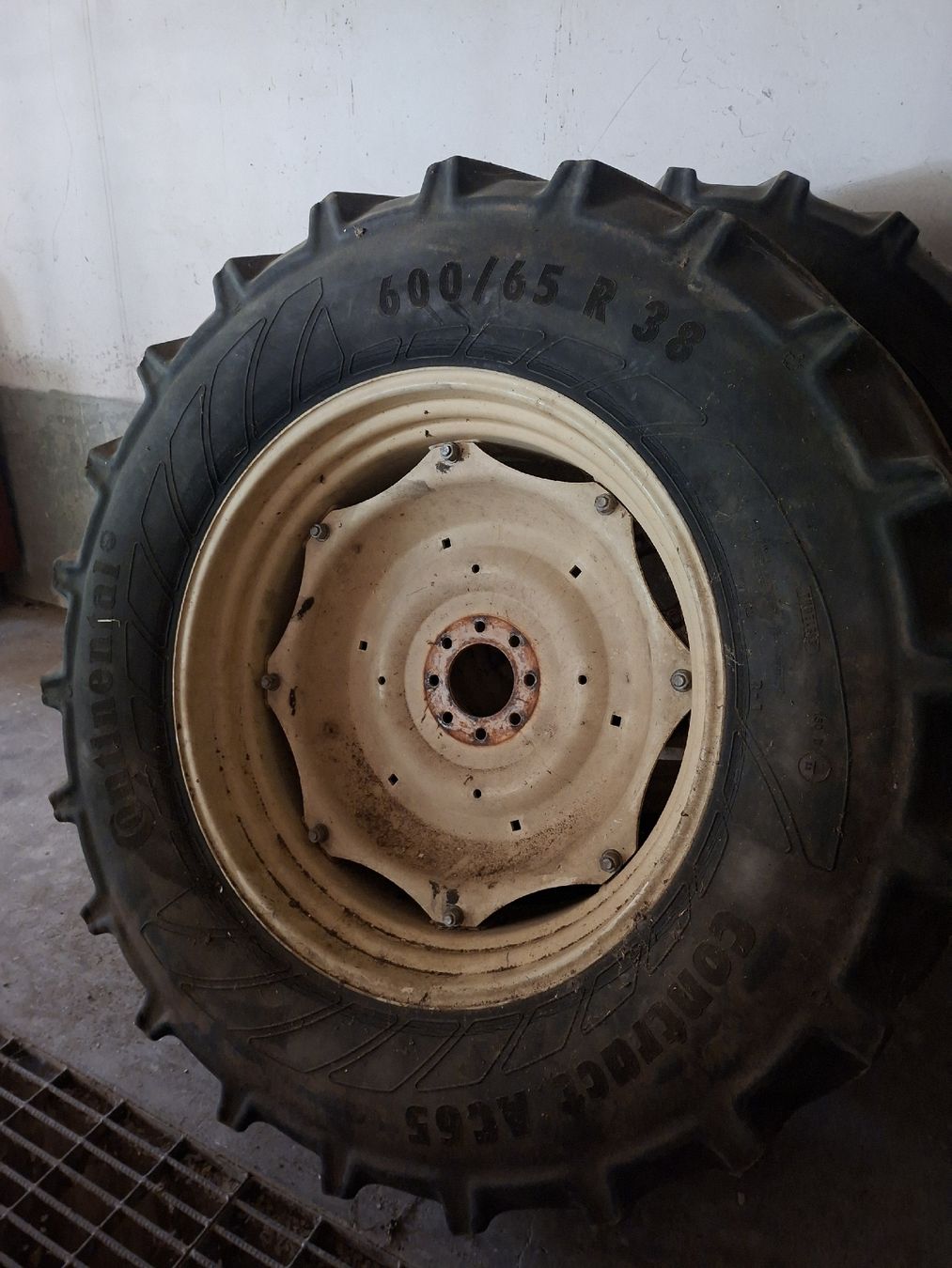 Continental Pneus & Kompletträder: Hinterradsatz Traktor 600/65 R38 – Gebraucht aus Ramlinsburg von Rabu4433 2