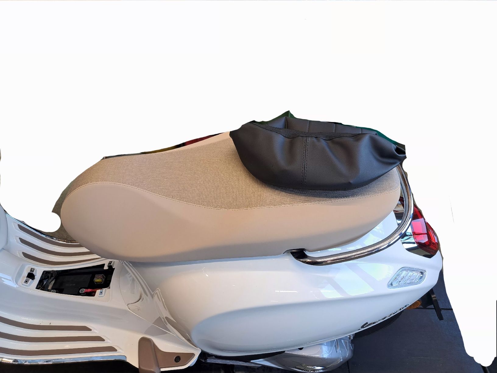 Vespa Alle Rollerersatzteile: Vespa Primavera 125 Sattel-Abdeckung – Neu (gemäss Beschreibung) aus Adligenswil von ala_xc8k 2