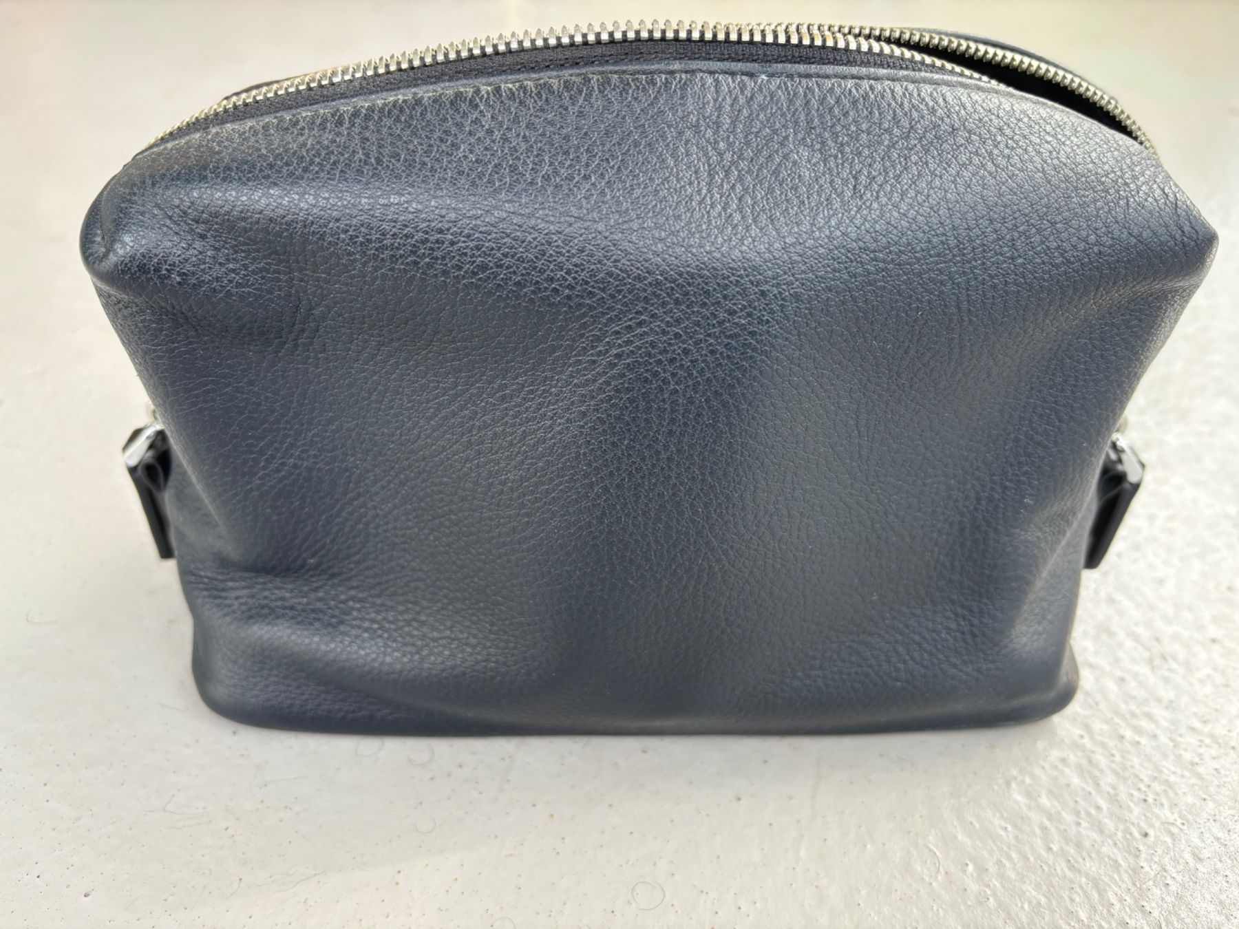 Porsche Custodie per cosmetici: Porsche Design Leather Toiletry Bag, Navy, VG Condition – Usato da Zollikon venduto da Ostendo 1