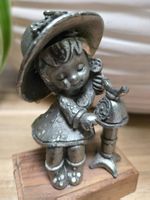 Zinnfigur Mädchen mit Hut am Telefonieren, Vintage