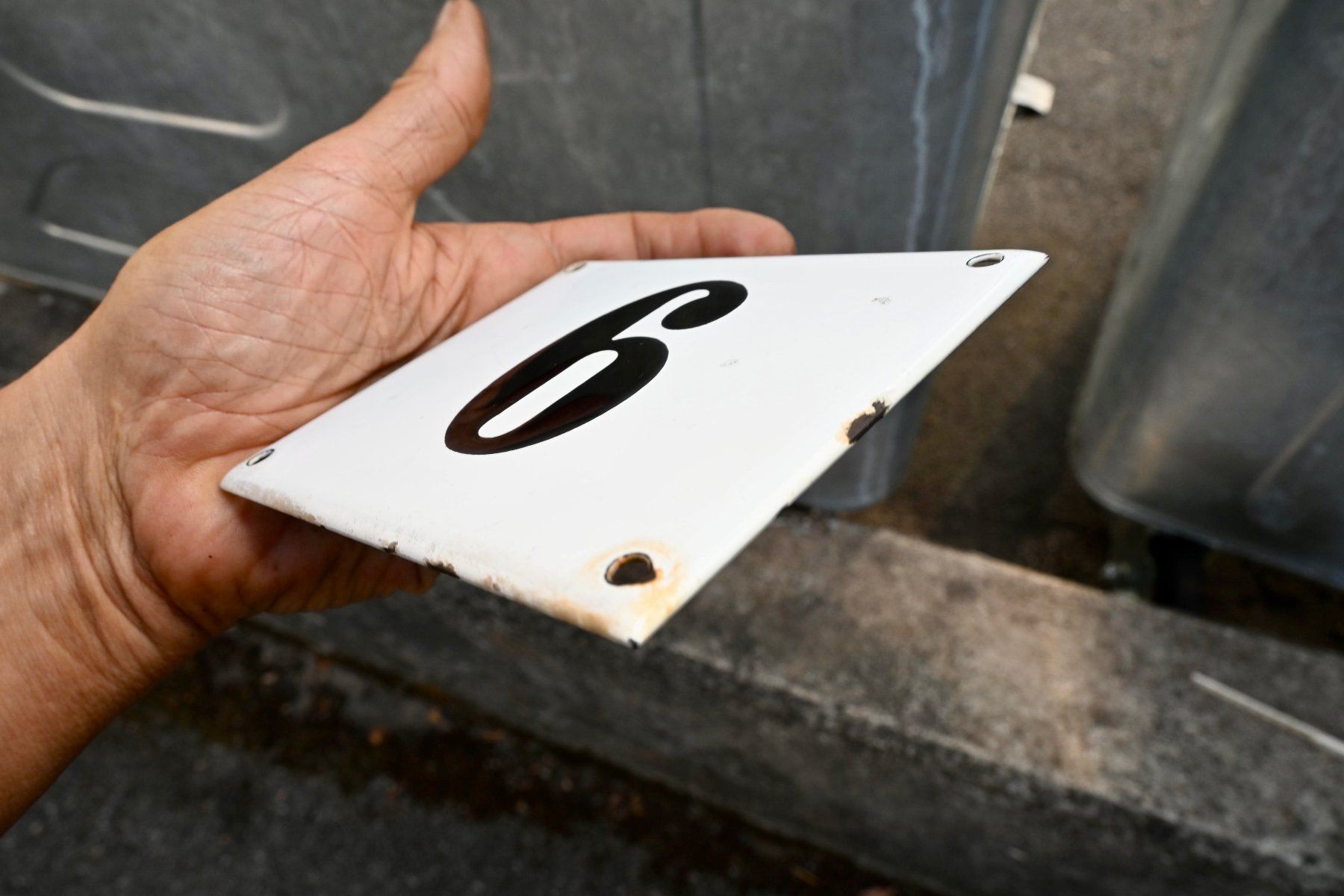 Insegne: altes Emailschild Hausnummer 6 ODER 9 emaille 11.7 x 9.8cm – Usato da Pfaffhausen venduto da mono_rec 6