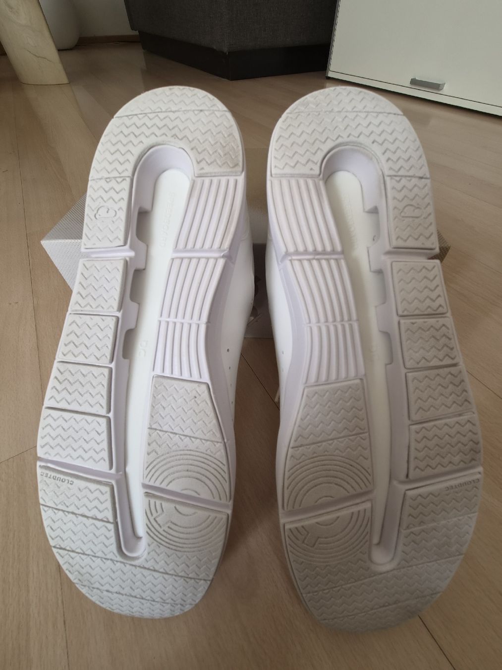On Chaussures hommes: OnCloud Schuh, Sneaker weiss Gr. 45 – Neuf (Voir description) à Adlikon par jahr01 4
