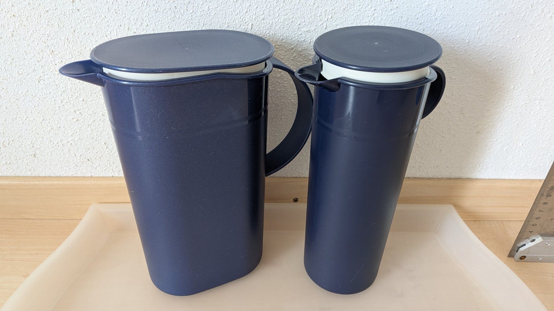 Tupperware Behälter & Ähnliches: Tupperware 2 mal Krug dunkelblau – Gebraucht aus Horw von Rebuho