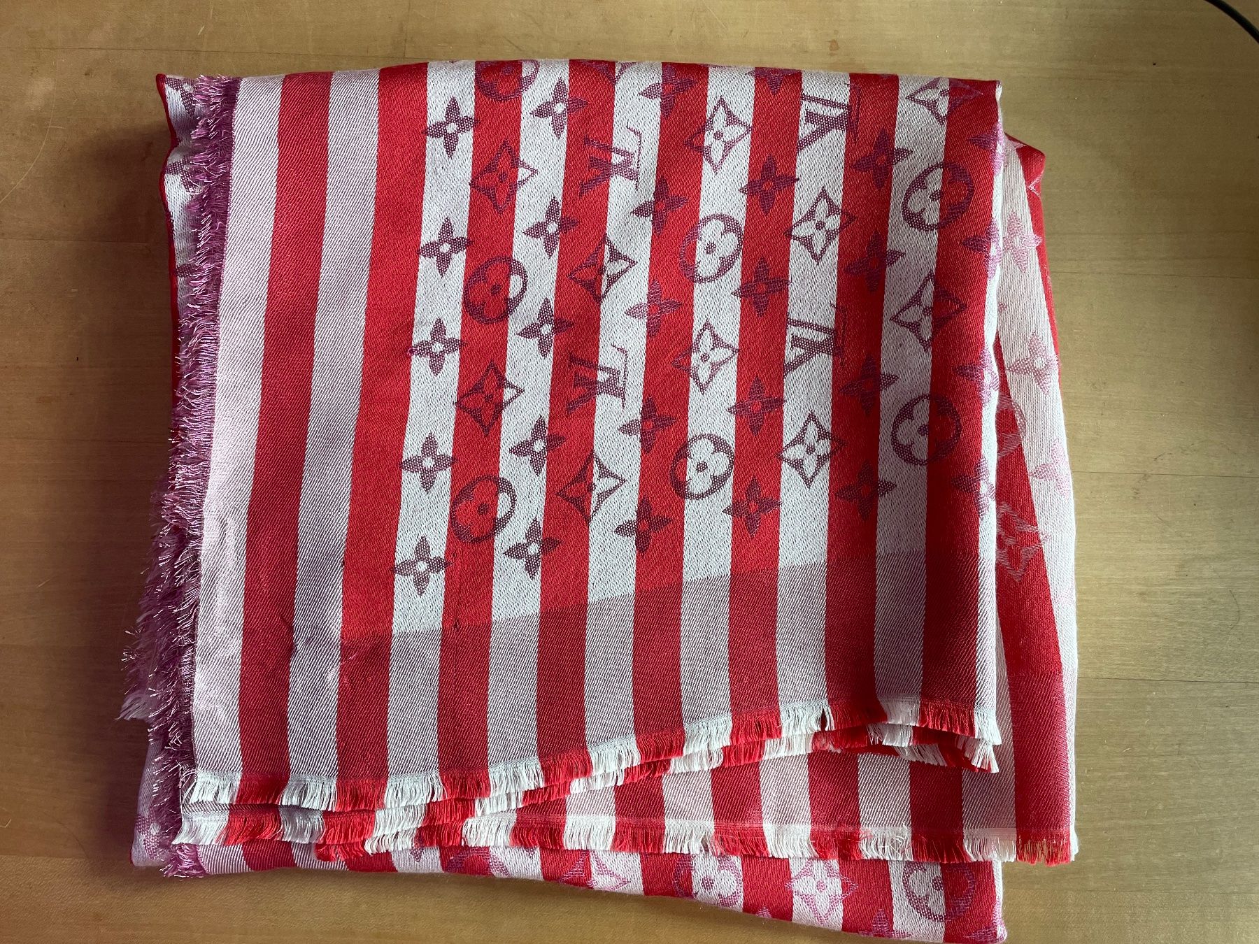 Louis Vuitton Foulard & Sciarpe: Original Louis Vuitton Monogram Tuch rot weiss – Usato da Basel venduto da tigerchen60 1