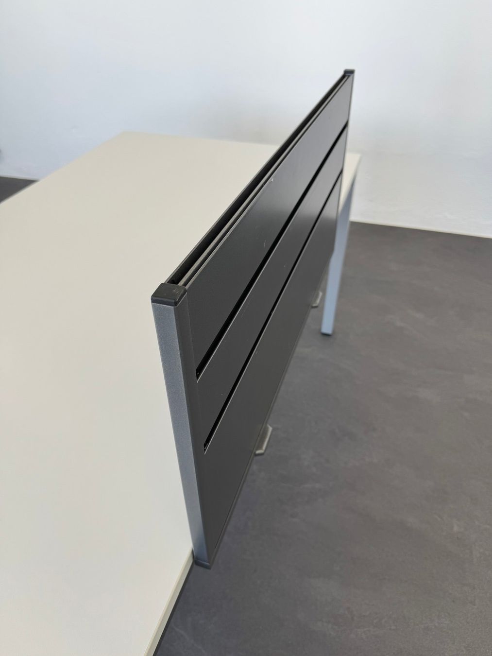 Paraventi: Embru eQ Trennwand mit Tischhalterung – Usato da Schönenwerd venduto da mcofficeshop 7