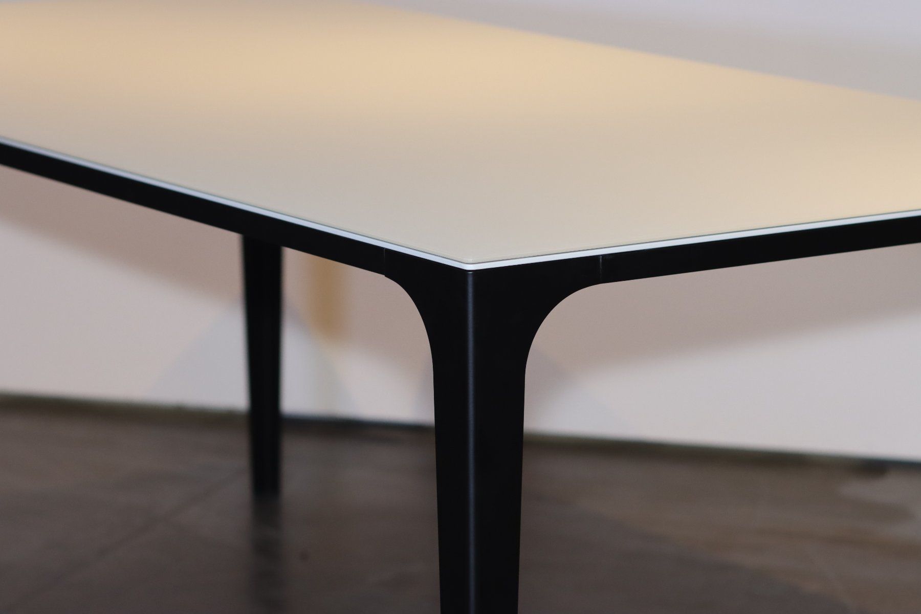 Tavoli: Esstisch mit Satiniert Glas neu – Nuovo (secondo la descrizione) da Münsingen venduto da Makramirka 1