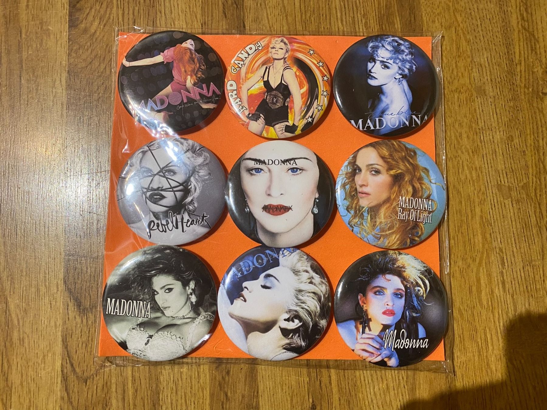 Placchette & Badge: Madonna Ansteck Badges – Nuovo (secondo la descrizione) da Basel venduto da FatCatPacksTheRatt