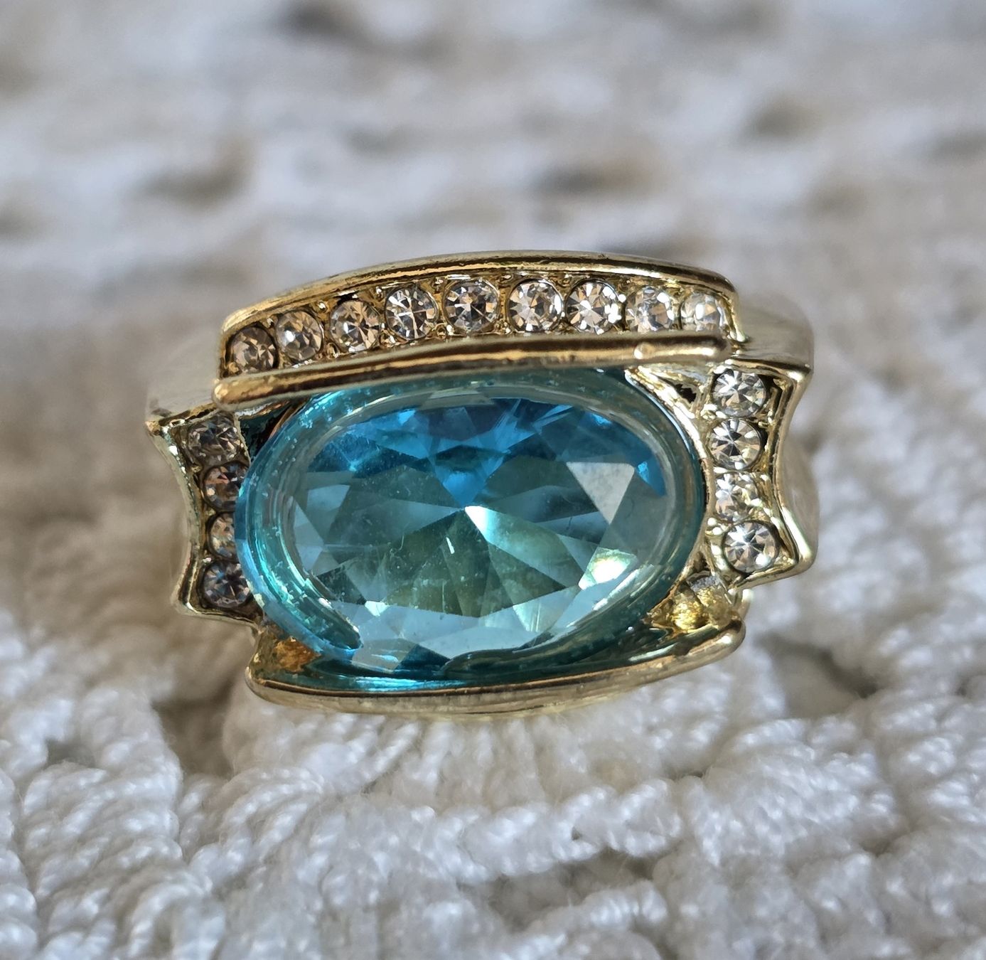 Ringe: Ring Goldfarben mit blauem Stein – Neu (gemäss Beschreibung) aus Rheinsulz von Gilea