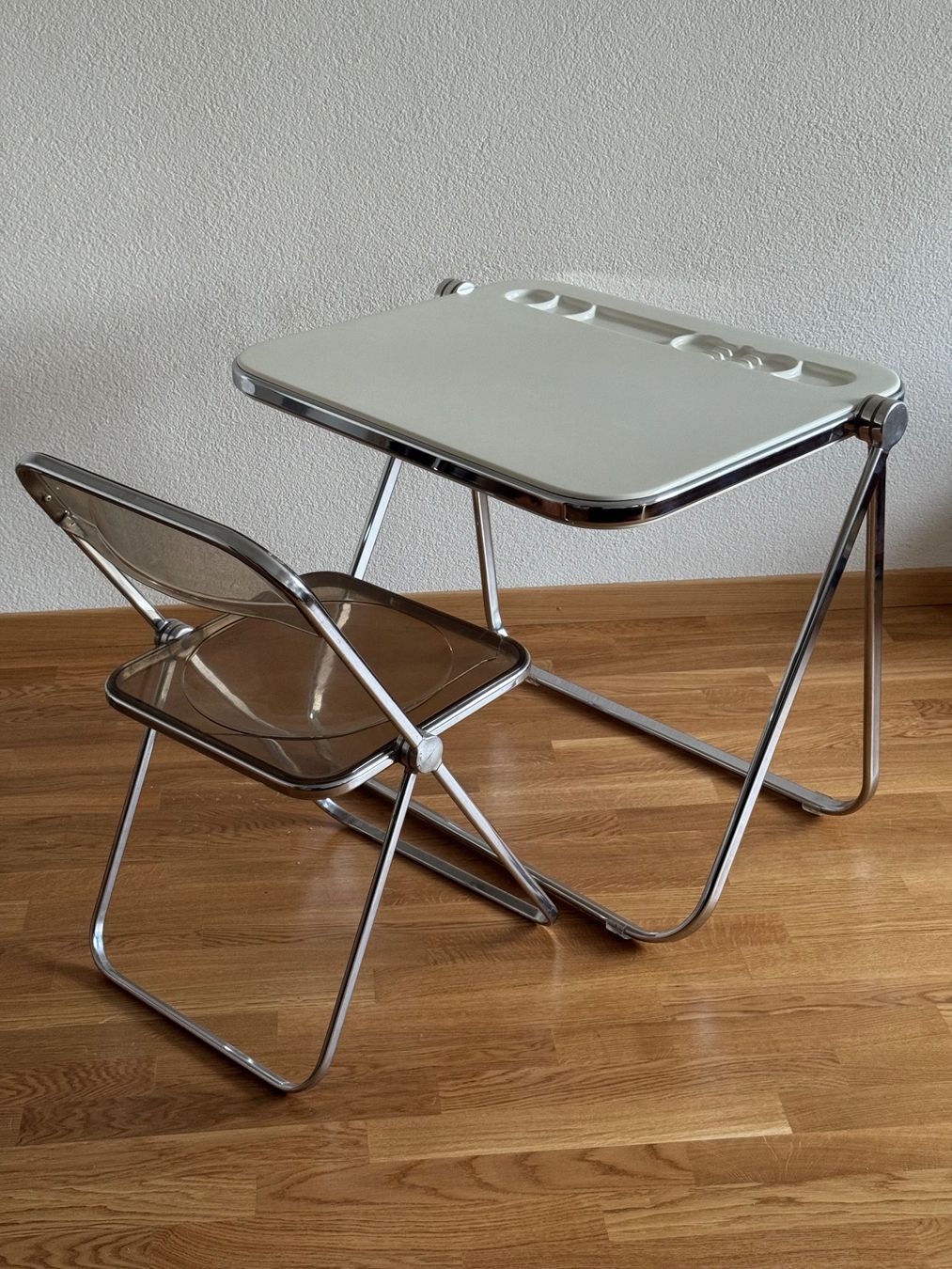Set di tavolo e panche: Platone + Plia Giancarlo Piretti – Usato da Vevey venduto da Antonaudry