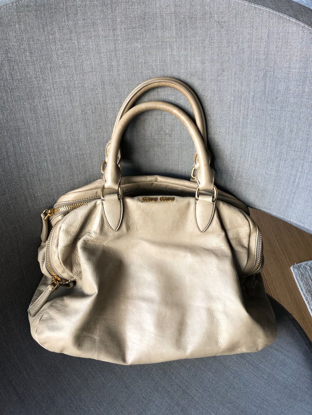 Miu Miu Taschen für Damen: Original Miu Miu Handtasche in beige – Gebraucht aus Visperterminen von