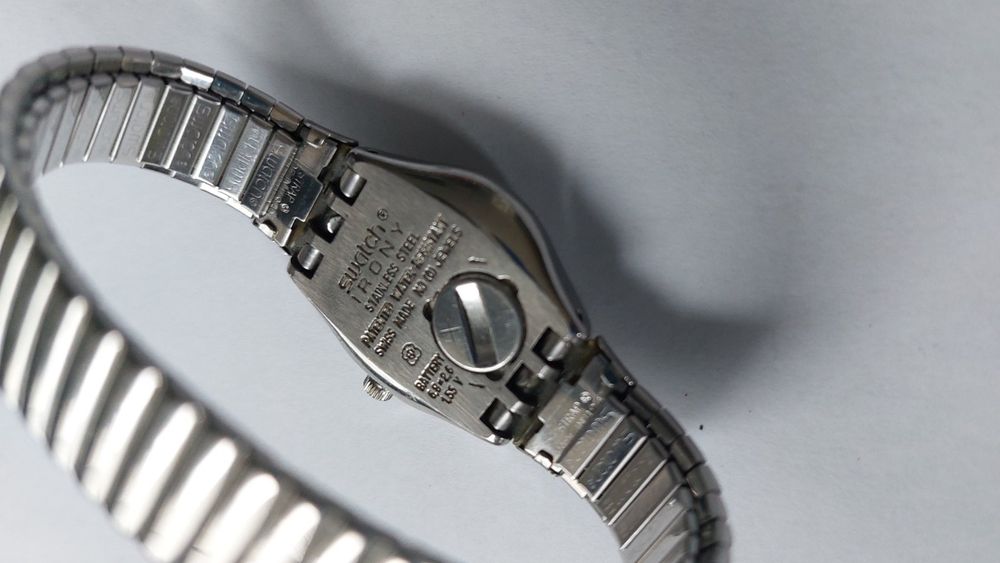 Swatch Montres: Damenuhr Montre femmes SWATCH Irony 25mm läuft – D'occasion à Neuhausen par Alfasan 7