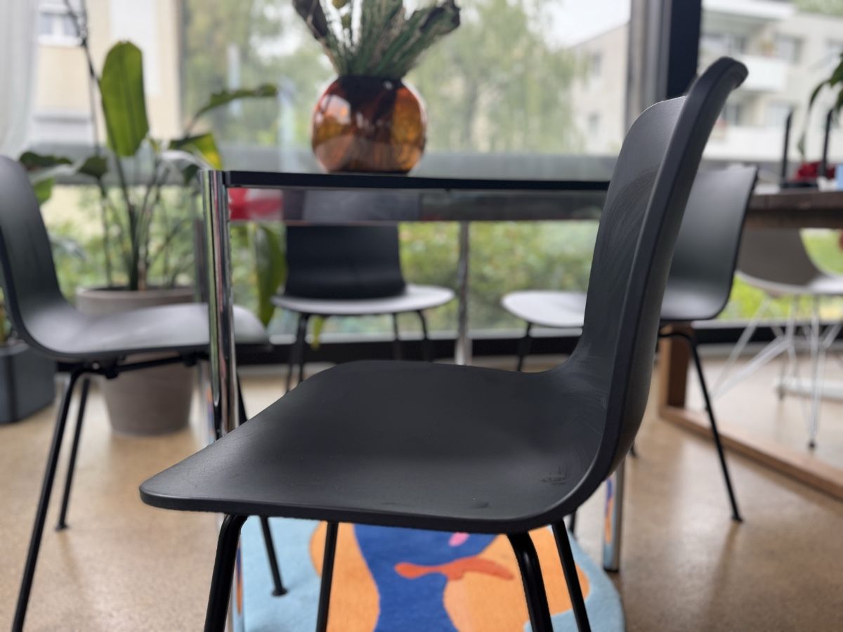 Set di tavolo e panche: Stylish USM Haller Dining Table with Four Vitra Chairs – Usato da Basel venduto da ayn_8z2s 7