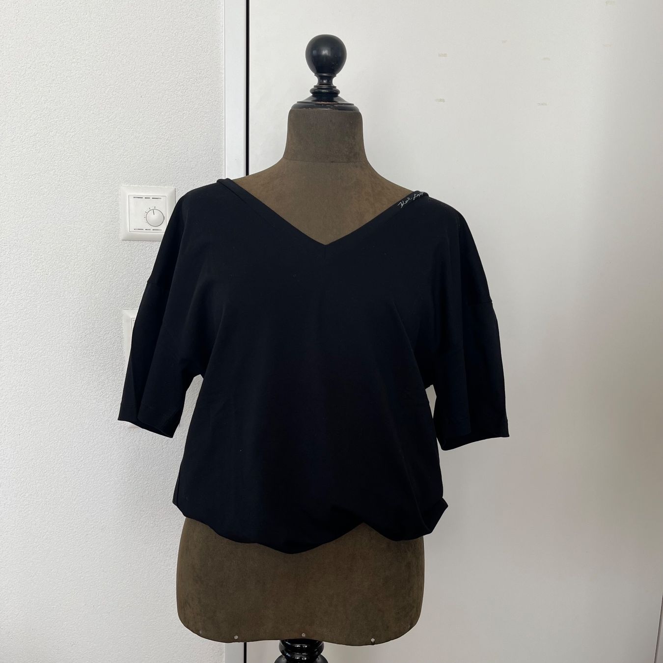 Karl Lagerfeld T-shirt: Karl Lagerfeld T-Shirt – Nuovo (secondo la descrizione) da Zug venduto da Grc999