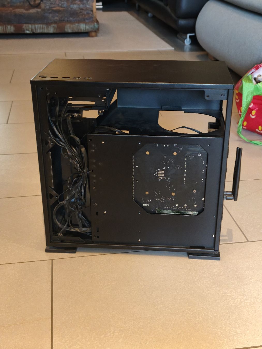 Medion Gehäuse: Medion Erazer Engineer X25 BAREBONE – Gebraucht aus Dielsdorf von LukeyDukey