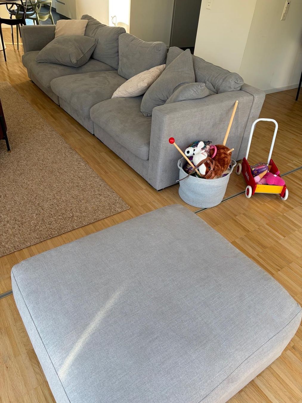 Divani: Gemütliches graues Sofa mit Kissen – Usato da Küsnacht ZH venduto da eme_mbq5 5