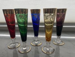 5 edle Champagnergläser mit Goldrand und Muster, bunt