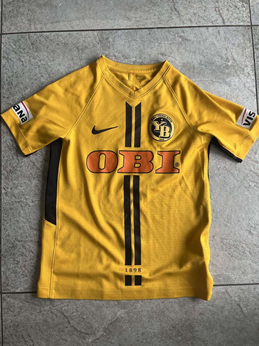 Young Boys Trainer, Turnhosen & -trikots: YB Dress Kinder Grösse M – Gebraucht aus Dotzigen von Mirjam1984