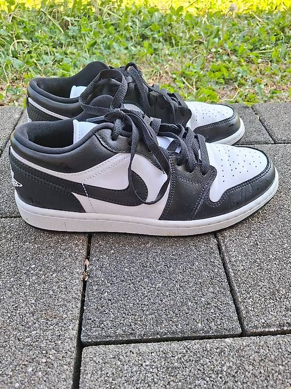 Chaussures hommes: Nike Jordan Low Schwarz Weiss Gr. 40 – D'occasion à Wilderswil par syr_gb6w