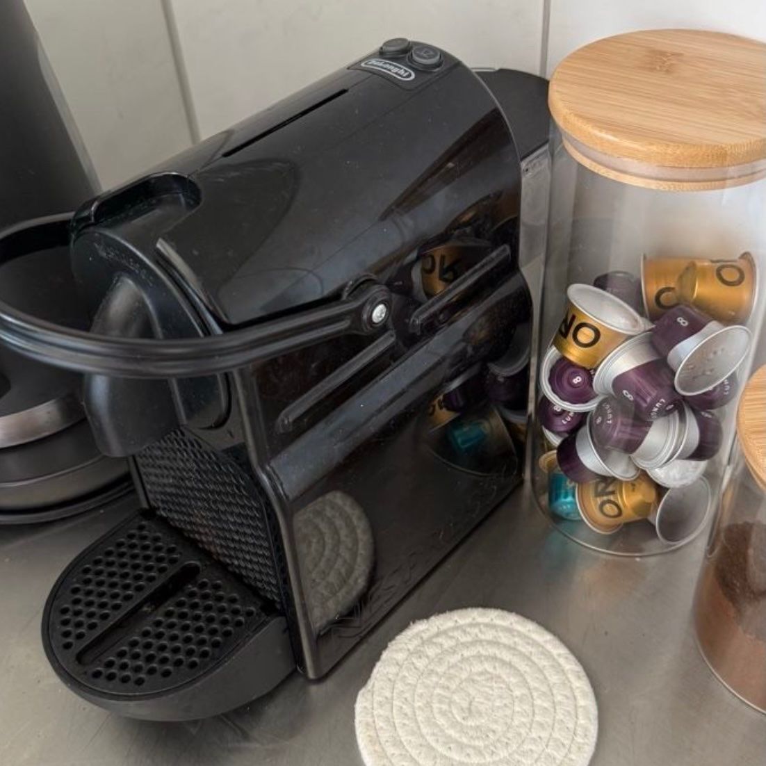 De'Longhi Macchine per caffè & Macchine per espresso: DeLonghi Nespresso Essenza Black - Espresso Capsule Machine – Usato da Zürich venduto da ece_nqv9