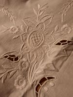 handgestickte, weisse Tischdecke