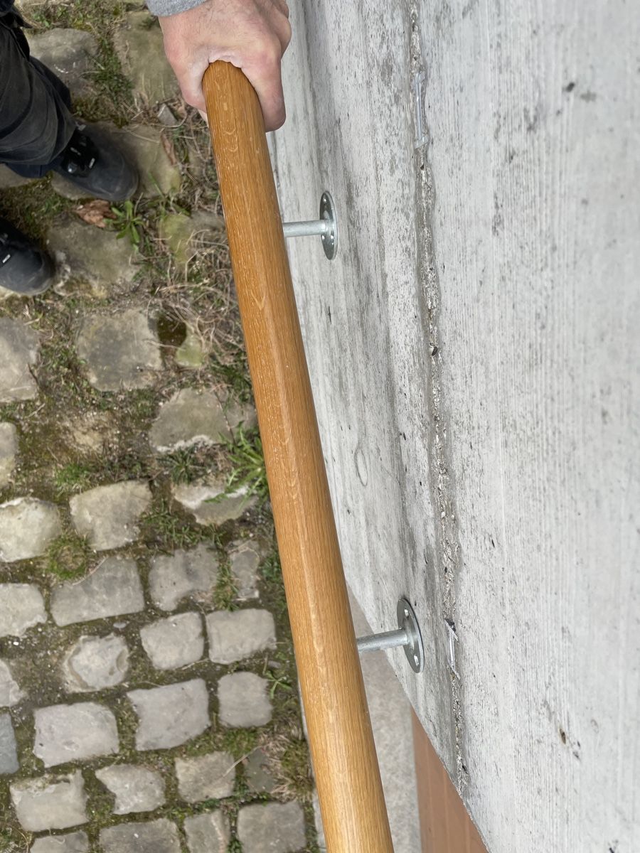 Balustrades: Handlauf Eichenholz mit Metallhalterung – D'occasion à Hauptwil par c-pro 2
