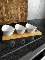 Ensemble de 3 coupelles blanches sur planche en bois