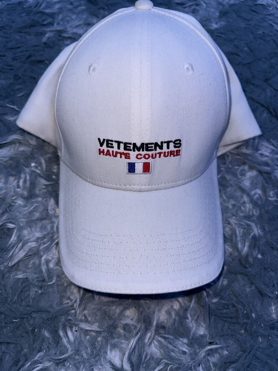 Copricapi, berretti & cappellini: VETEMENTS Kappe Weiss – Usato da Dietikon venduto da jagamel