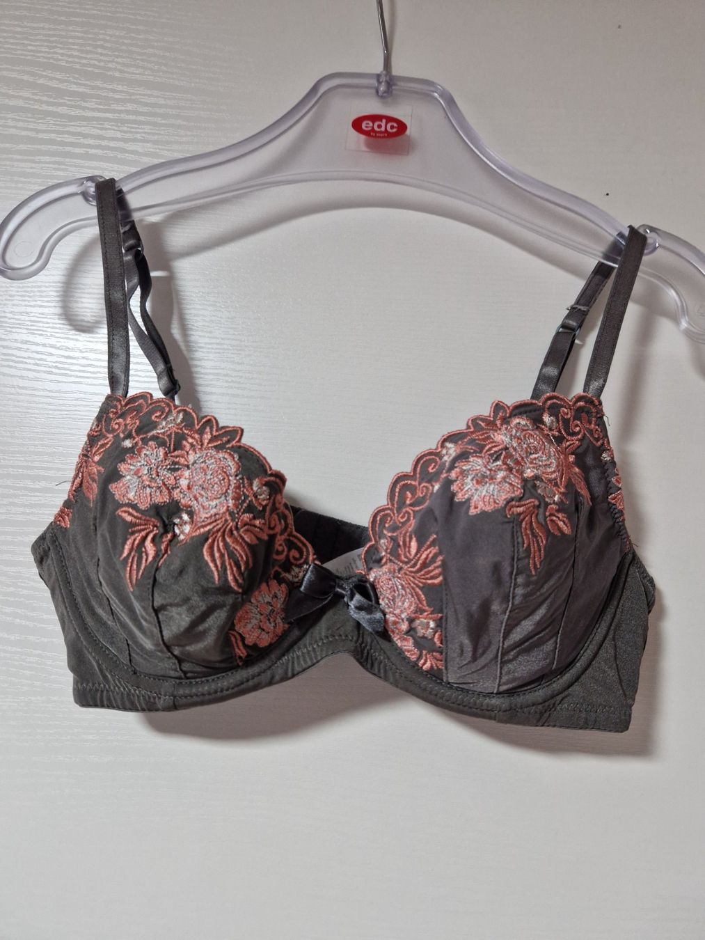 Sonstige Unterwäsche: Dunkelgrauer BH mit Blumenmuster - Grösse 75C – Gebraucht aus Niedergösgen von _.vanii._