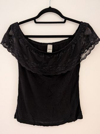 Schönes Damen Shirt, Grösse M, mit Spitze, Off-shoulder