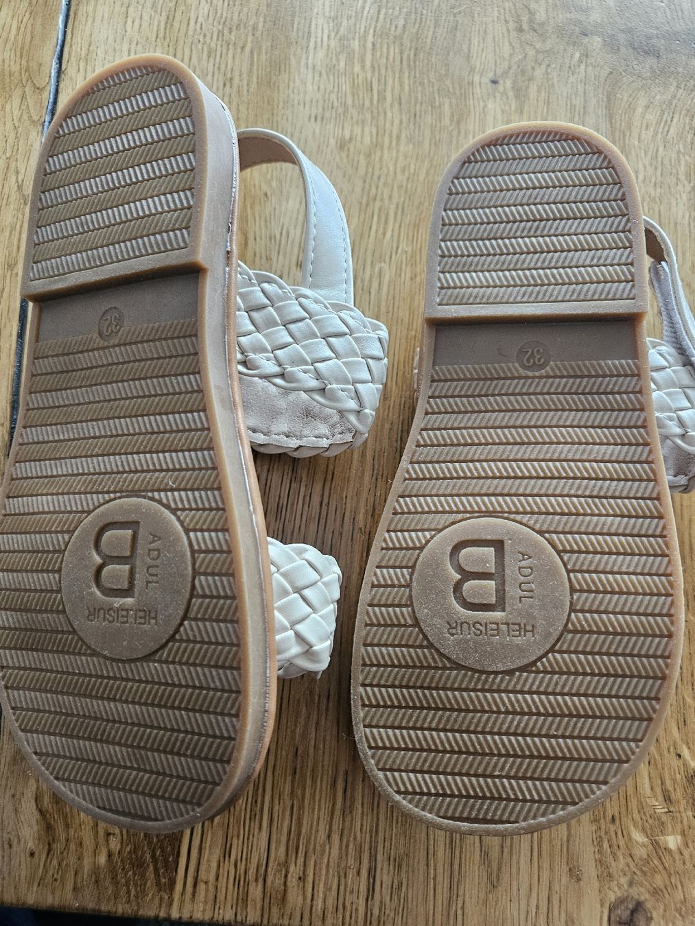 Scarpe per ragazze: Neue Sandale Grösse 32 – Nuovo (secondo la descrizione) da Grosshöchstetten venduto da Qenko 1
