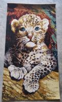 Vintage Wandteppich „Leopardenbaby“ – signiert