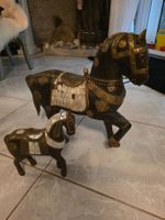 Zwei Pferd-Figuren Holz Messing Perlmutt aus Indien