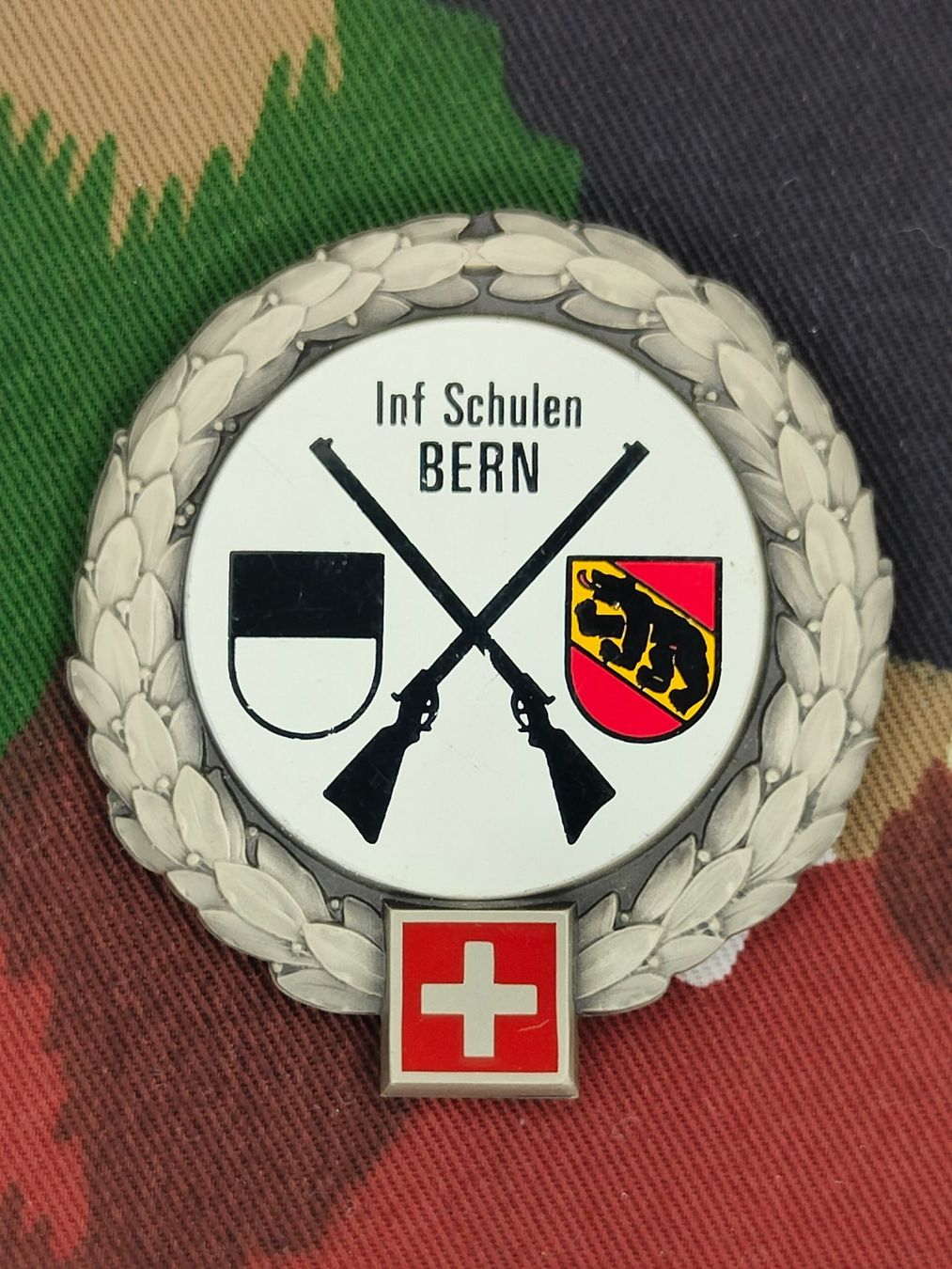 Schweizer Armee Placchette & Badge: Béretemblem Infanterieschulen Bern – Usato da Bauma venduto da SwissMilitaria