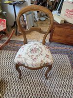 Antiker Stuhl mit floralem Muster - Vintage Chic!