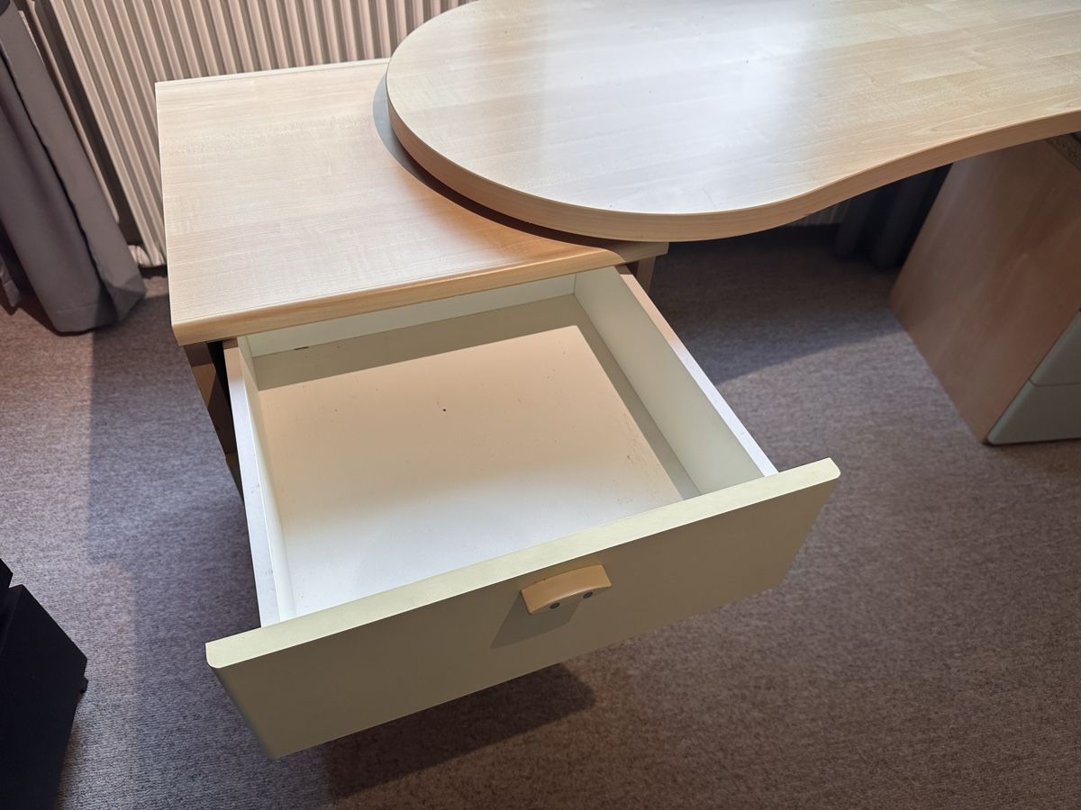 Schreibtische: Schreibtisch mit 2 Schubladen-Elementen – Gebraucht aus Ittigen von Carleu 3