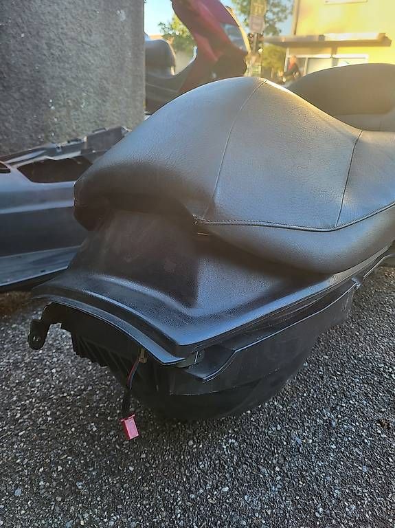 Scooter: Yamaha Majesty 250 Helmfach und Sitz – Usato da Bern venduto da DonCorLeo