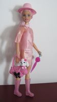Barbie Puppe im Regen-Outfit