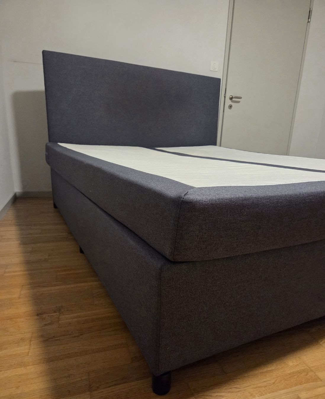 Betten: Boxspringbett Dunkelgrau – Gebraucht aus Bern von Dekthai 3