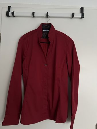 Neuwertige Caliban Bluse Bordeauxrot Grösse 40