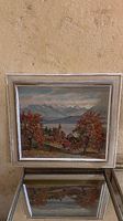 Gerahmtes Landschaftsbild mit See und Bergen